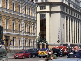 Un ucrainean s-a baricadat într-o bancă din Kiev! Amenință că aruncă totul în aer